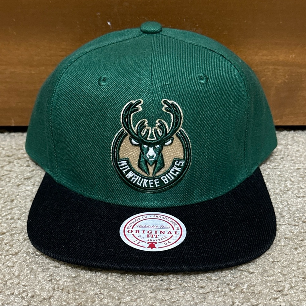 Mitchell & Ness Milwaukee Bucks Core Basic Snapback Green/Black Cap Hat NWT